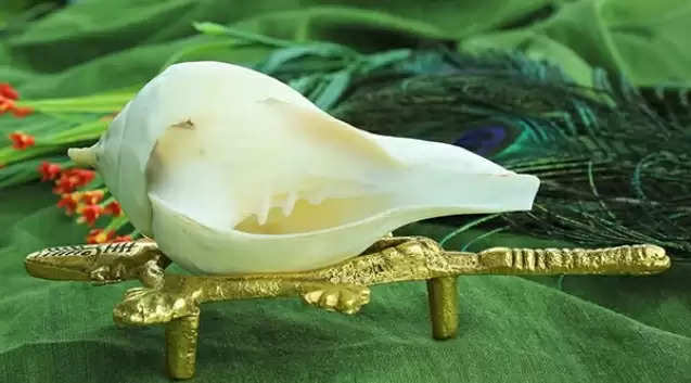  Why does the conch play an important role in worship