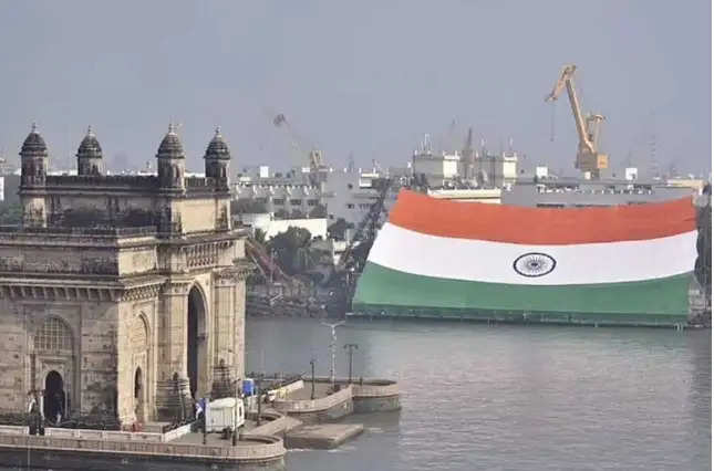 Towards Gateway India, the world's largest national flag was hoisted.