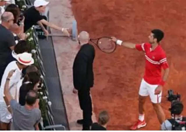  Djokovic gifted a hood to a fan..because ..