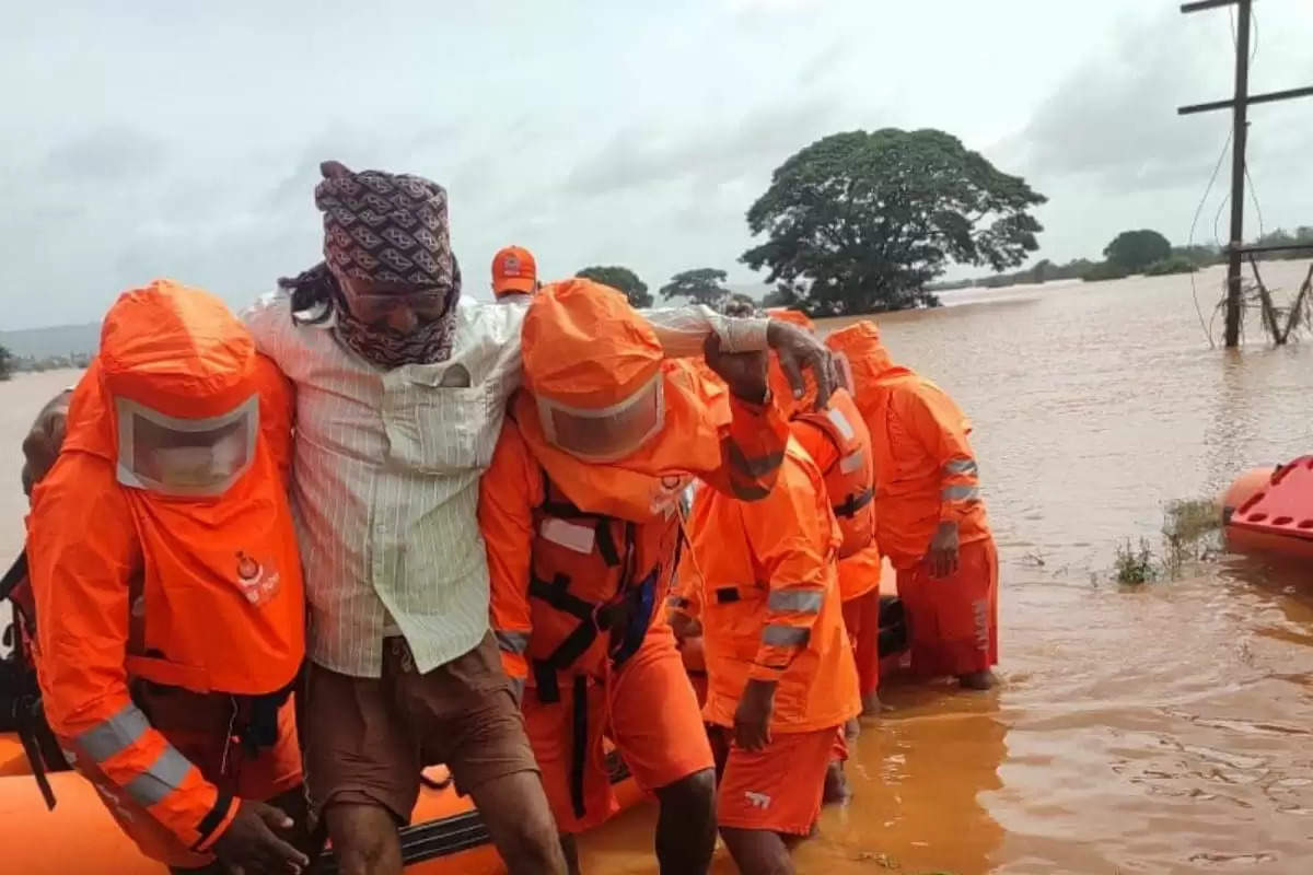 Unprecedented heavy rains flood 164 killed - 100 injured