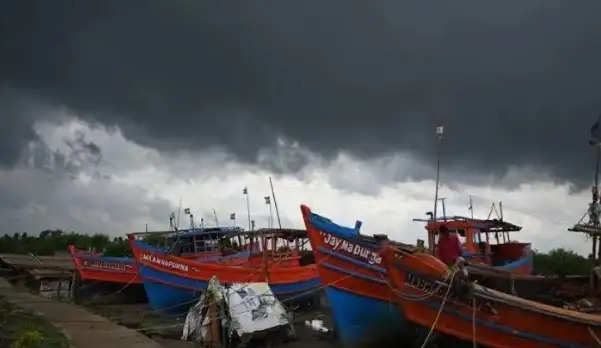 'Jawat' storm warning 54,000 evacuated .. Rescue team on standby ..